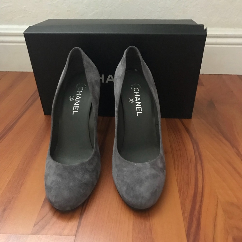 Chanel gray suede pumps, metal heel